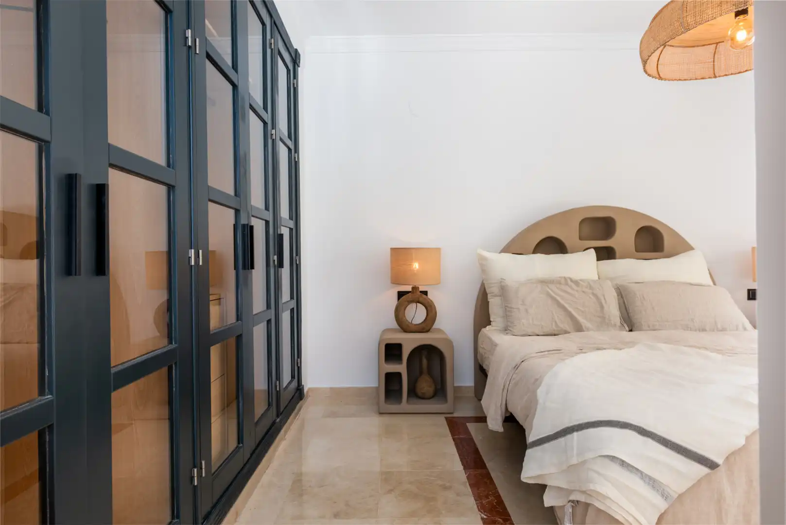Schlafzimmer von Erdgeschoss zum Verkauf in Sotogrande mit Klimaanlage, Privatgarten und Terrasse