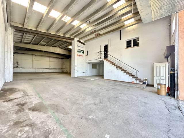 Nave industrial en Venta en Carrer Font de Tarrés en Manlleu