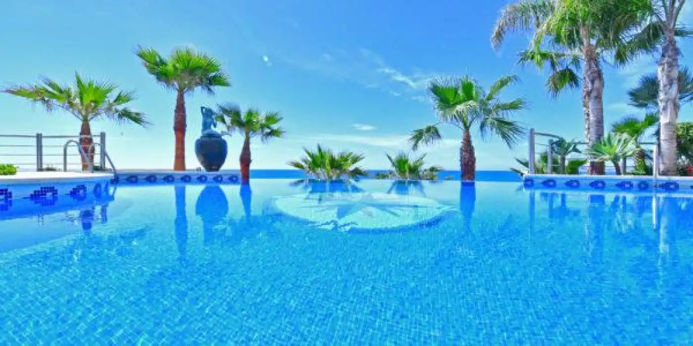 Piscina de Pis en venda en Benalmádena amb Aire condicionat, Terrassa i Alarma