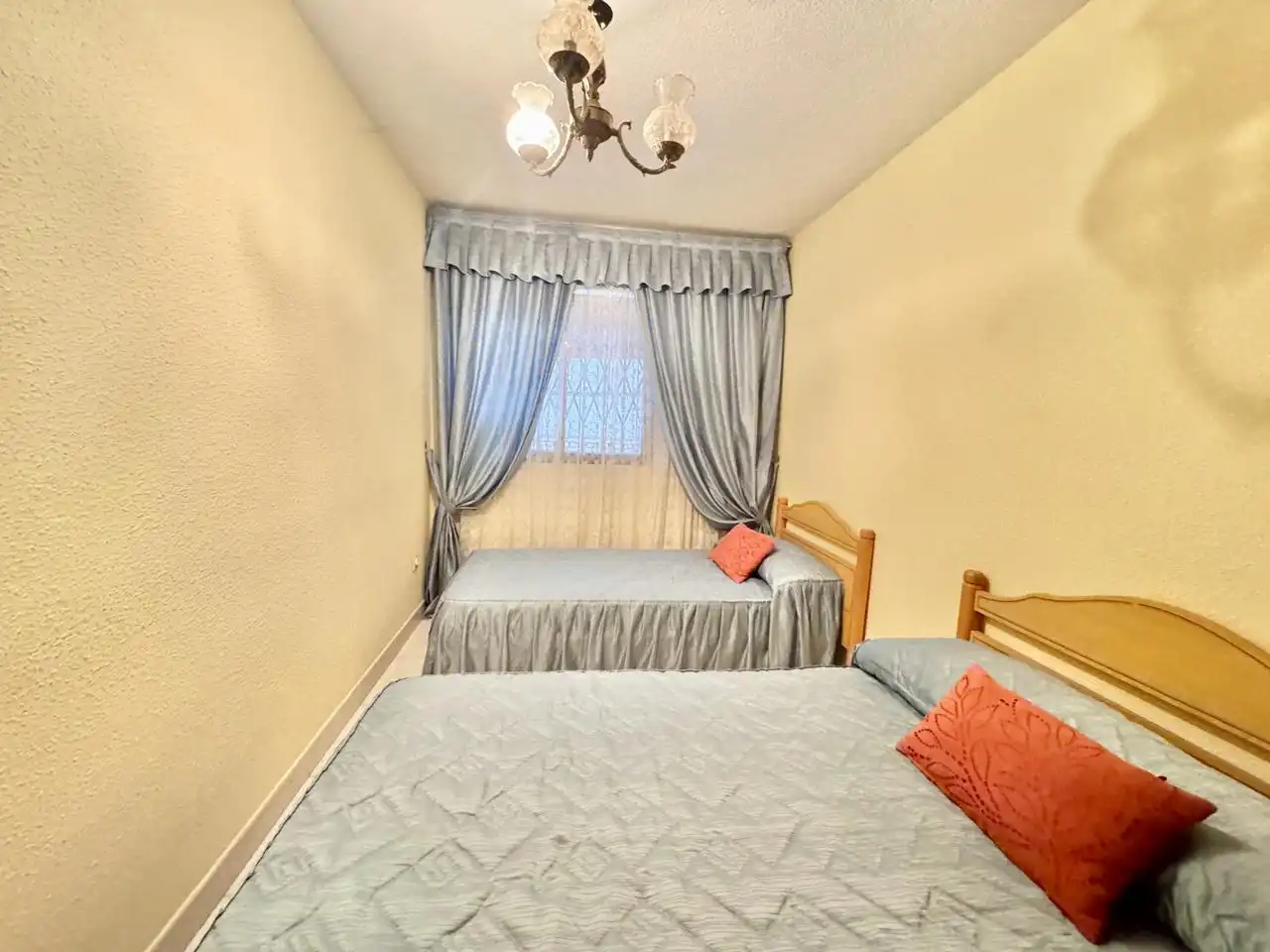 Habitación de Local en venta en Maello con Aire acondicionado
