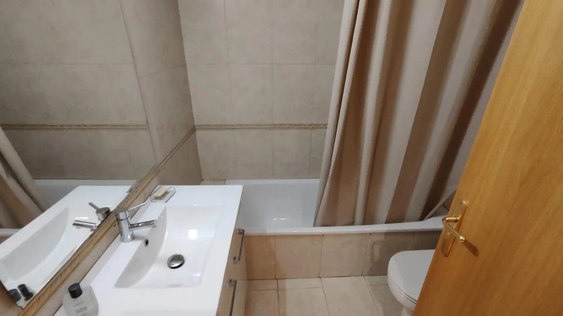 Baño de Piso en venta en Sabadell con Calefacción y Trastero