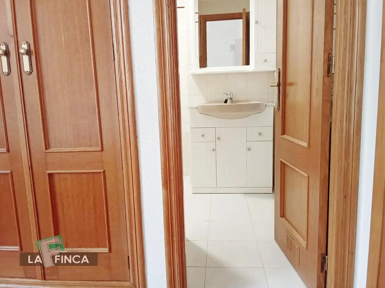 Bathroom of Flat for sale in Oviedo   with Heating, Parquet flooring and Furnished