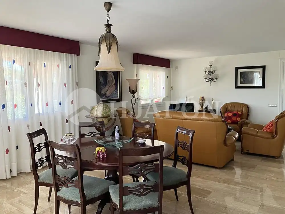 Sala d'estar de Casa o xalet en venda en Badalona amb Calefacció, Jardí privat i Traster