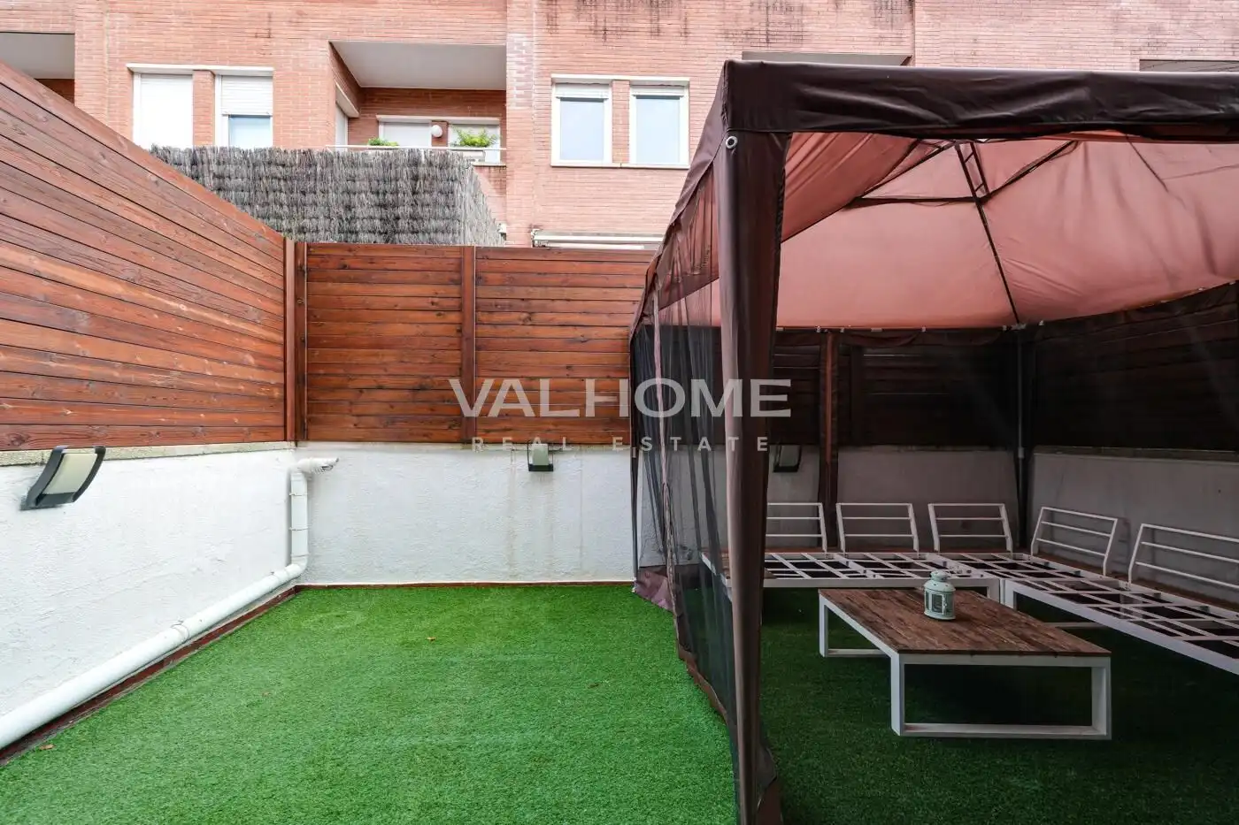 Terrasse von Einfamilien-Reihenhaus zum Verkauf in Sant Cugat del Vallès mit Heizung, Privatgarten und Parkett