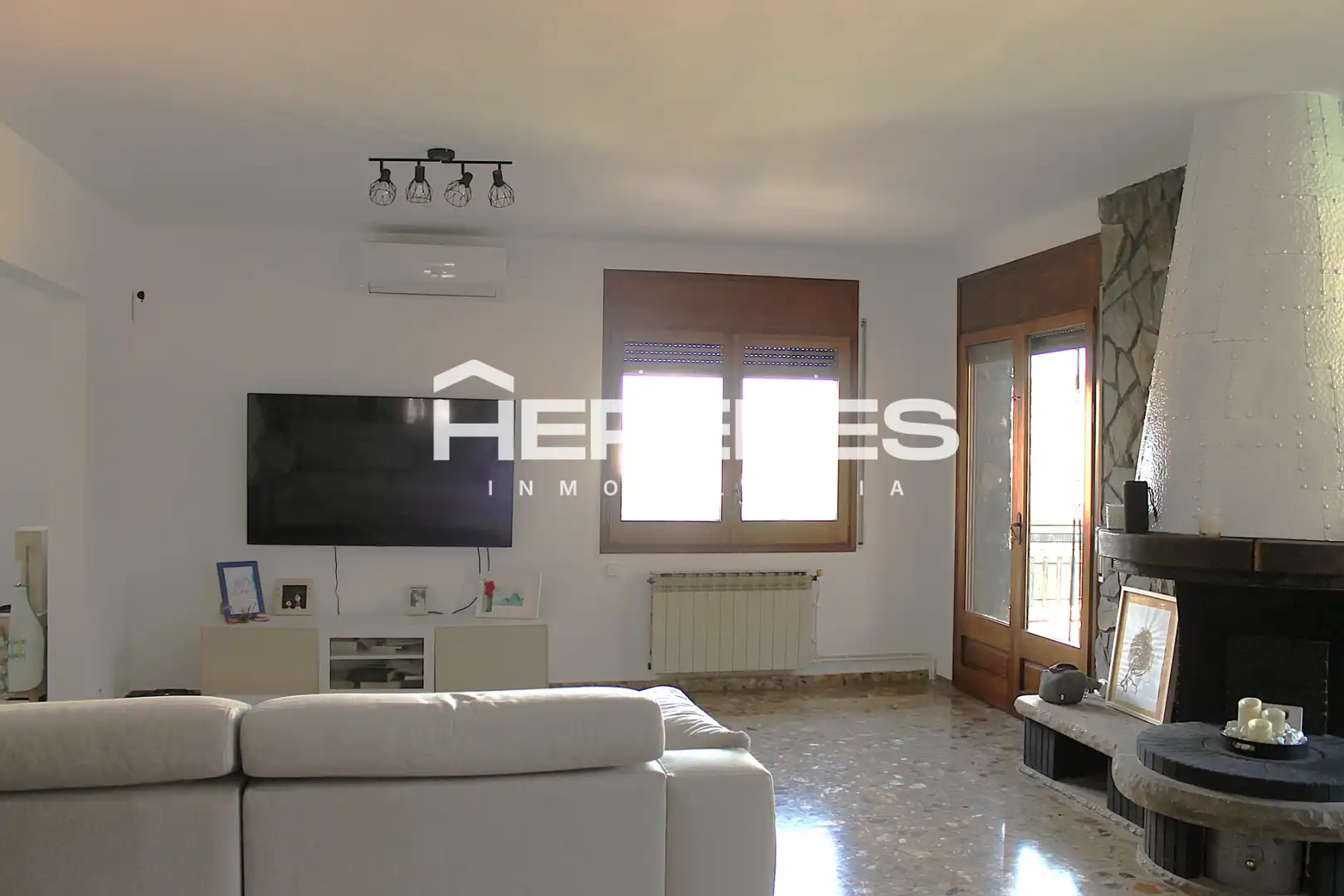 Sala d'estar de Casa o xalet en venda en Torrelles de Llobregat amb Aire condicionat, Calefacció i Jardí privat