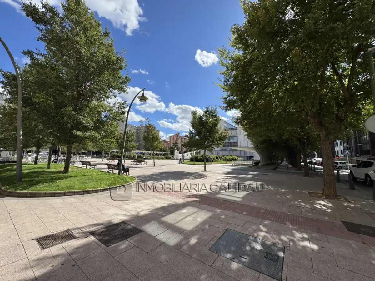 Außenansicht von Wohnung zur Miete in Burgos mit Heizung, Terrasse und Möbliert