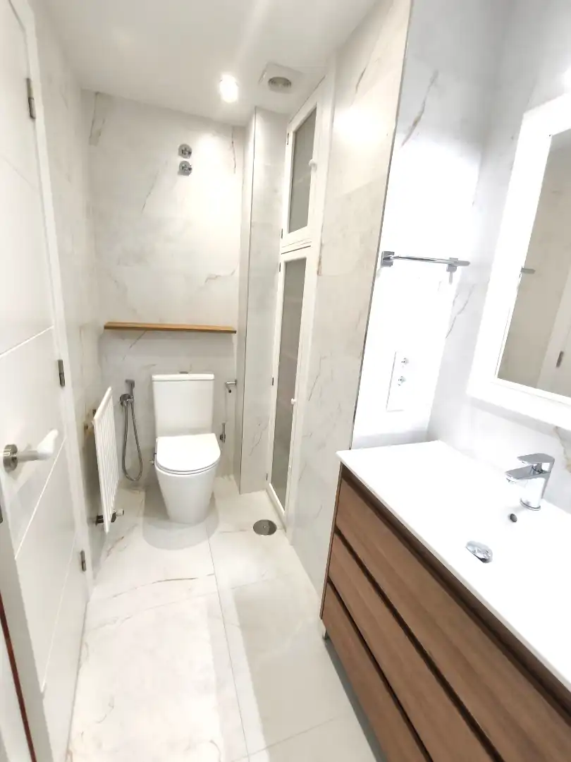 Bathroom of Apartments for rent in Vigo   with Storage room, Furnished and Balcony