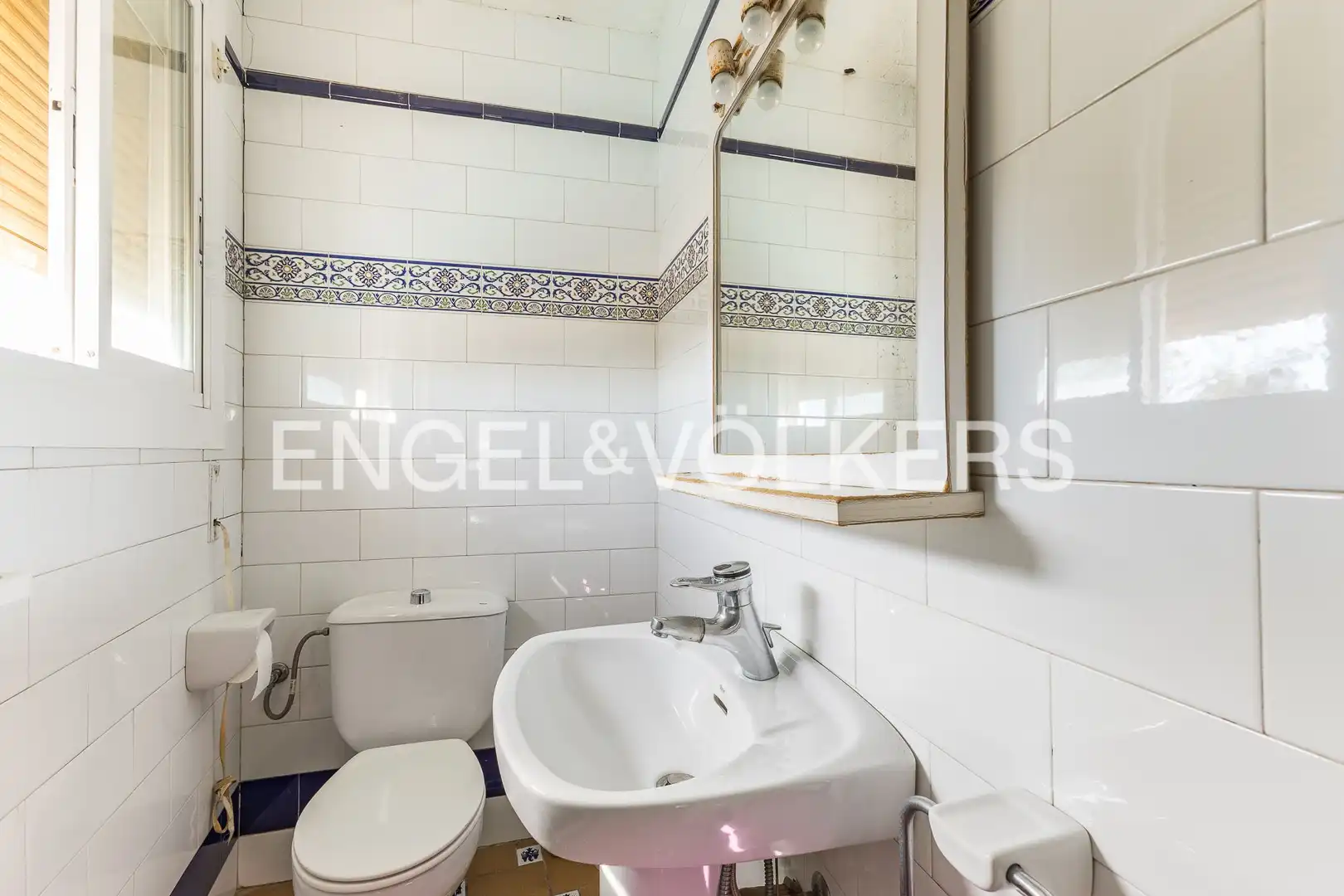 Badezimmer von Country house zum Verkauf in Barcelona mit Heizung, Parkett und Terrasse