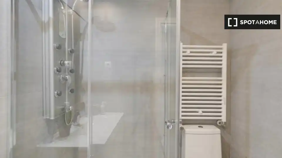 Baño de Piso de alquiler en Madrid con Aire acondicionado, Calefacción y Amueblado
