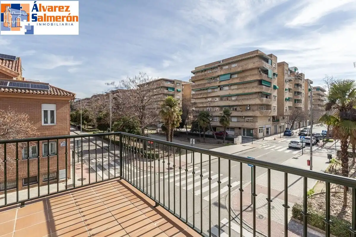 Außenansicht von Einfamilien-Reihenhaus zum Verkauf in Granada mit Privatgarten, Terrasse und Schwimmbad