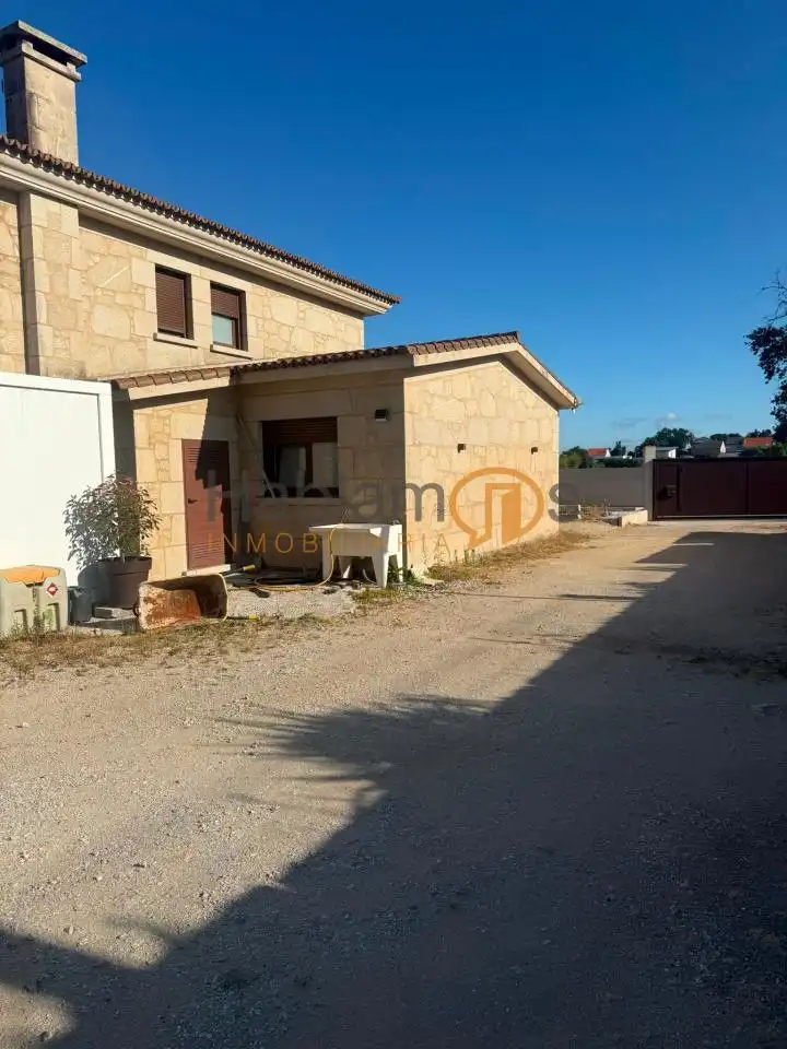 Vista exterior de Casa o chalet en venta en Vilanova de Arousa con Calefacción, Jardín privado y Terraza