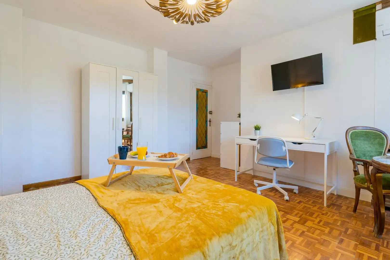 Schlafzimmer von Wohnung zur untervermieten in Valencia mit Möbliert, Waschmaschine und Fernseher