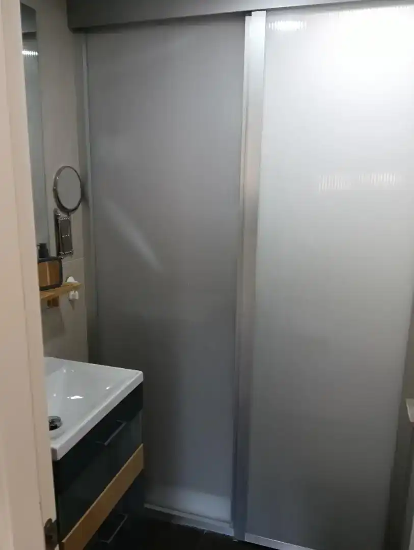 Bany de Loft per a compartir en Leganés amb Aire condicionat, Traster i Moblat