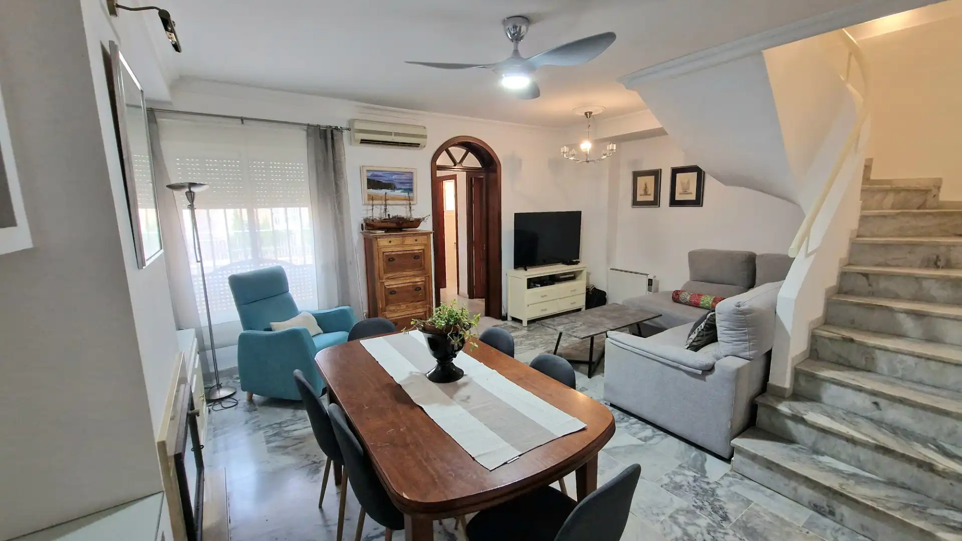 Sala de estar de Casa adosada en venta en Mairena del Aljarafe con Aire acondicionado