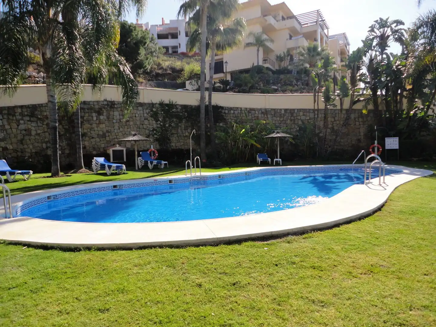 Piscina de Dúplex en venda en Benahavís amb Aire condicionat, Terrassa i Piscina comunitària
