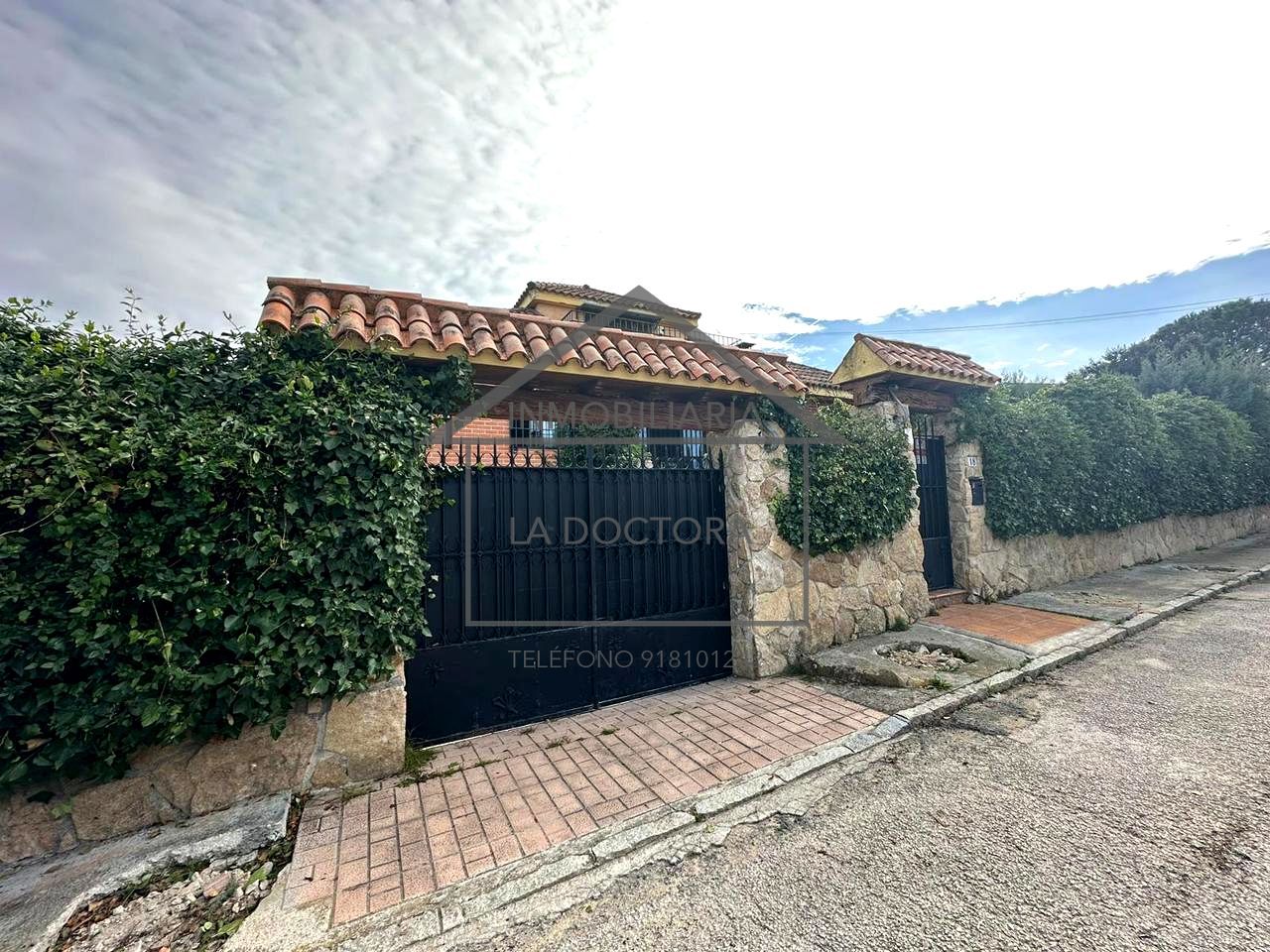 Vista exterior de Casa o xalet en venda en Navalcarnero amb Calefacció, Jardí privat i Piscina