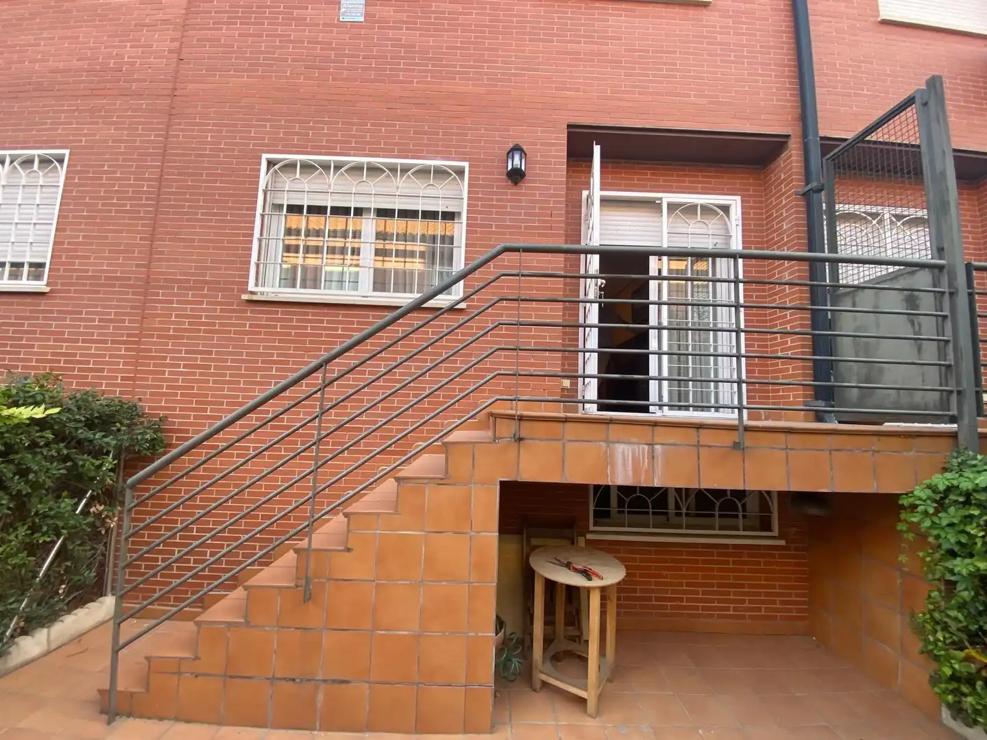 Vista exterior de Casa adosada en venda en Alcalá de Henares amb Calefacció, Jardí privat i Traster