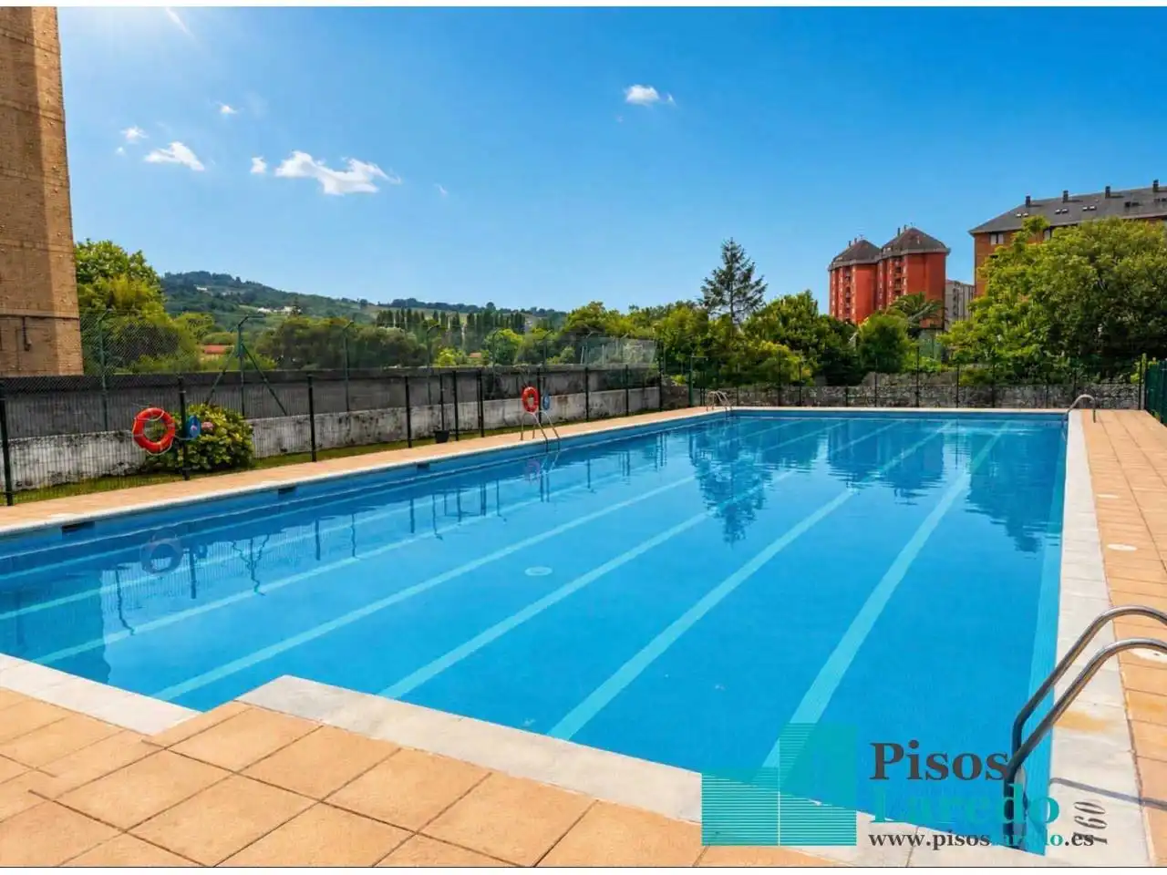 Piscina de Pis en venda en Laredo amb Calefacció, Terrassa i Moblat