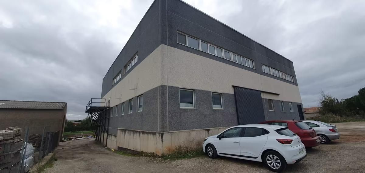 Außenansicht von Fabrikhallen zum verkauf in Torrelaguna