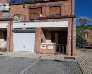 Vista exterior de Casa o xalet en venda en Mucientes amb Jardí privat, Terrassa i Balcó