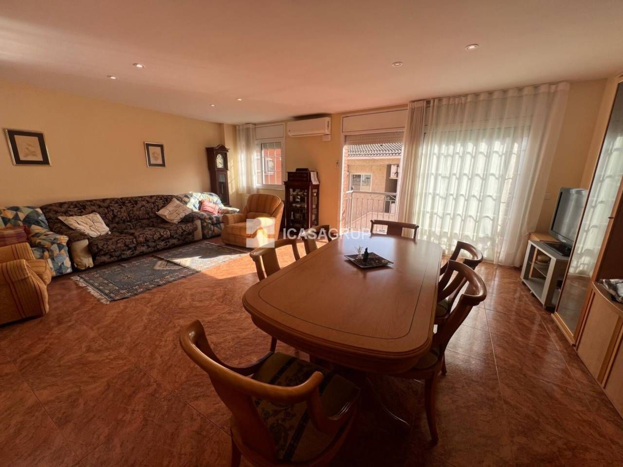 Esszimmer von Dachboden zum Verkauf in Rubí mit Klimaanlage, Heizung und Privatgarten