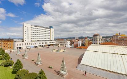 Vista exterior de Pis en venda en Oviedo  amb Calefacció, Parquet i Terrassa