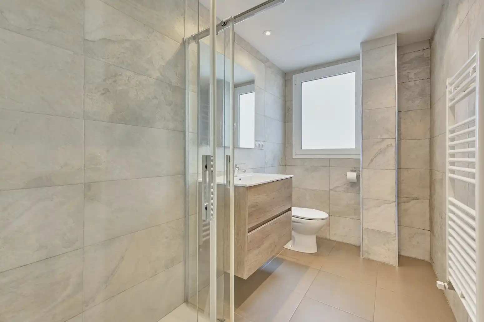 Bathroom of Flat for sale in  Pamplona / Iruña  with Heating and Parquet flooring