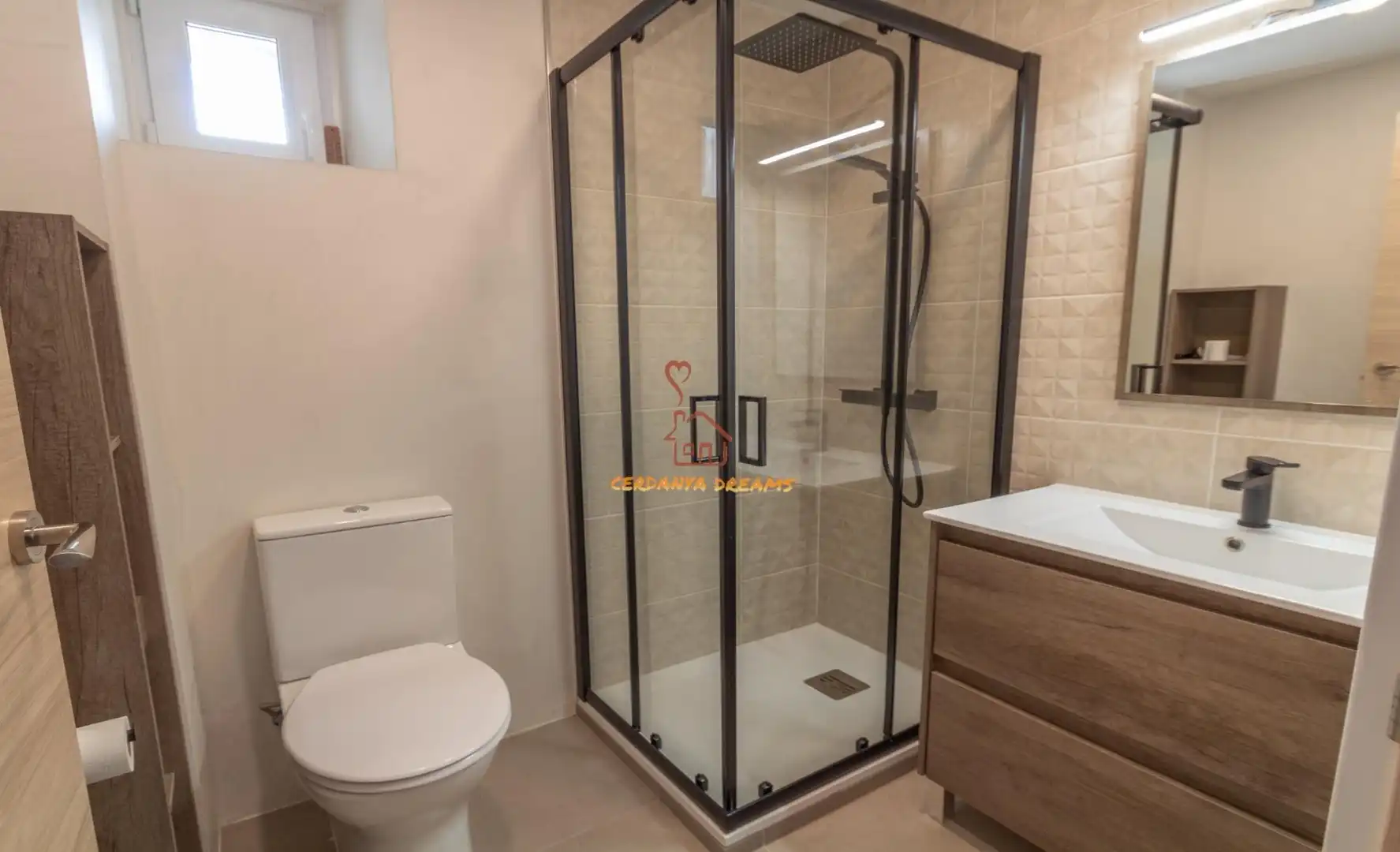 Badezimmer von Wohnung zum Verkauf in Osséja mit Heizung, Parkett und Abstellraum