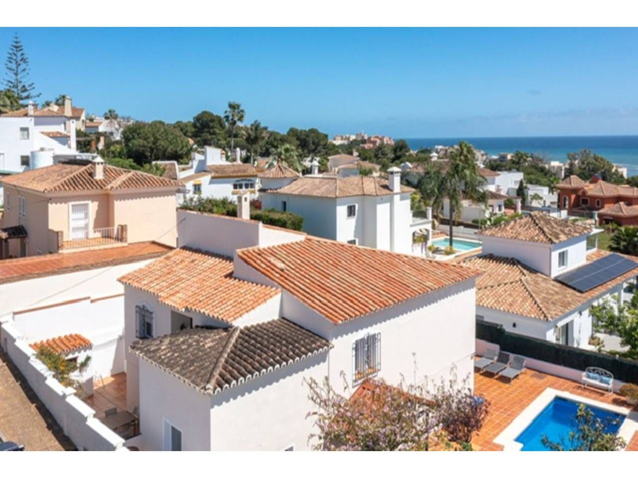 Vista exterior de Casa o xalet en venda en Estepona amb Aire condicionat, Calefacció i Jardí privat