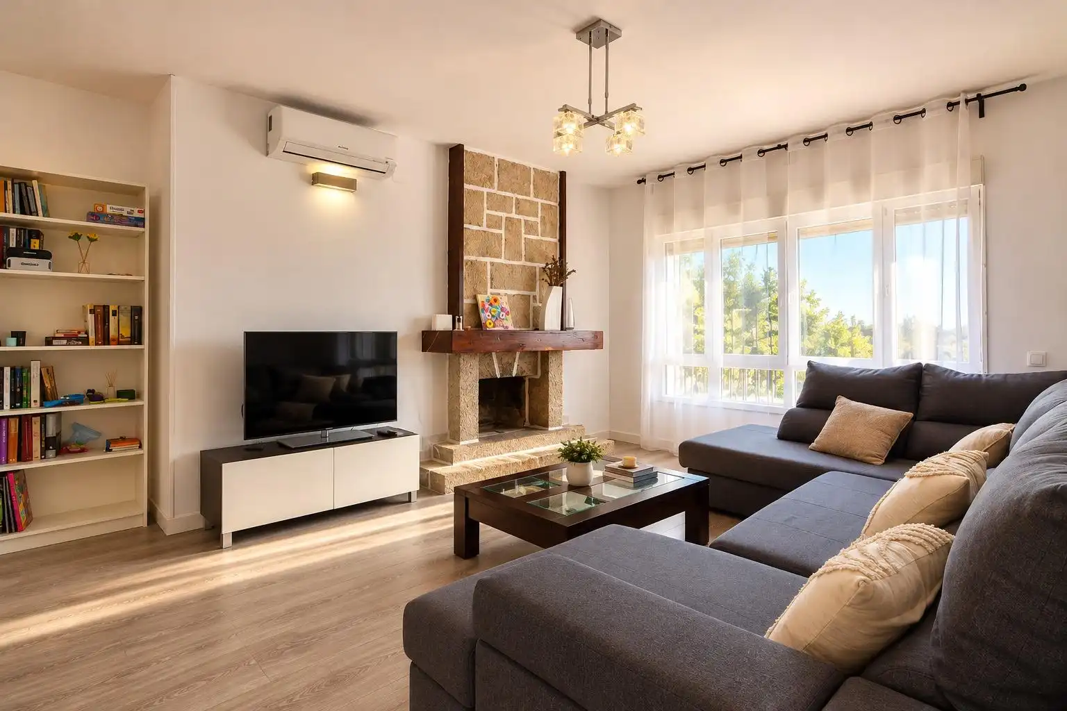 Sala d'estar de Casa o xalet en venda en Villa del Prado, Madrid