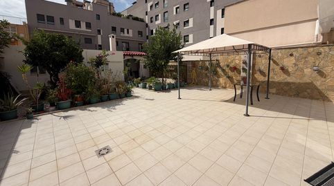 Planta baja en venta con 4 habitaciones, vestidor, 2 baños, cocina, salóncomedor, lavadero, barbacoa, trastero, terraza y jardín e
