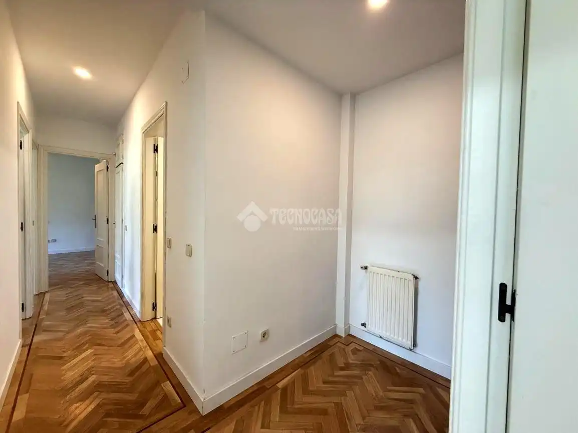 Flat for rent in Madrid  with Parquet flooring, Storage room and Balcony