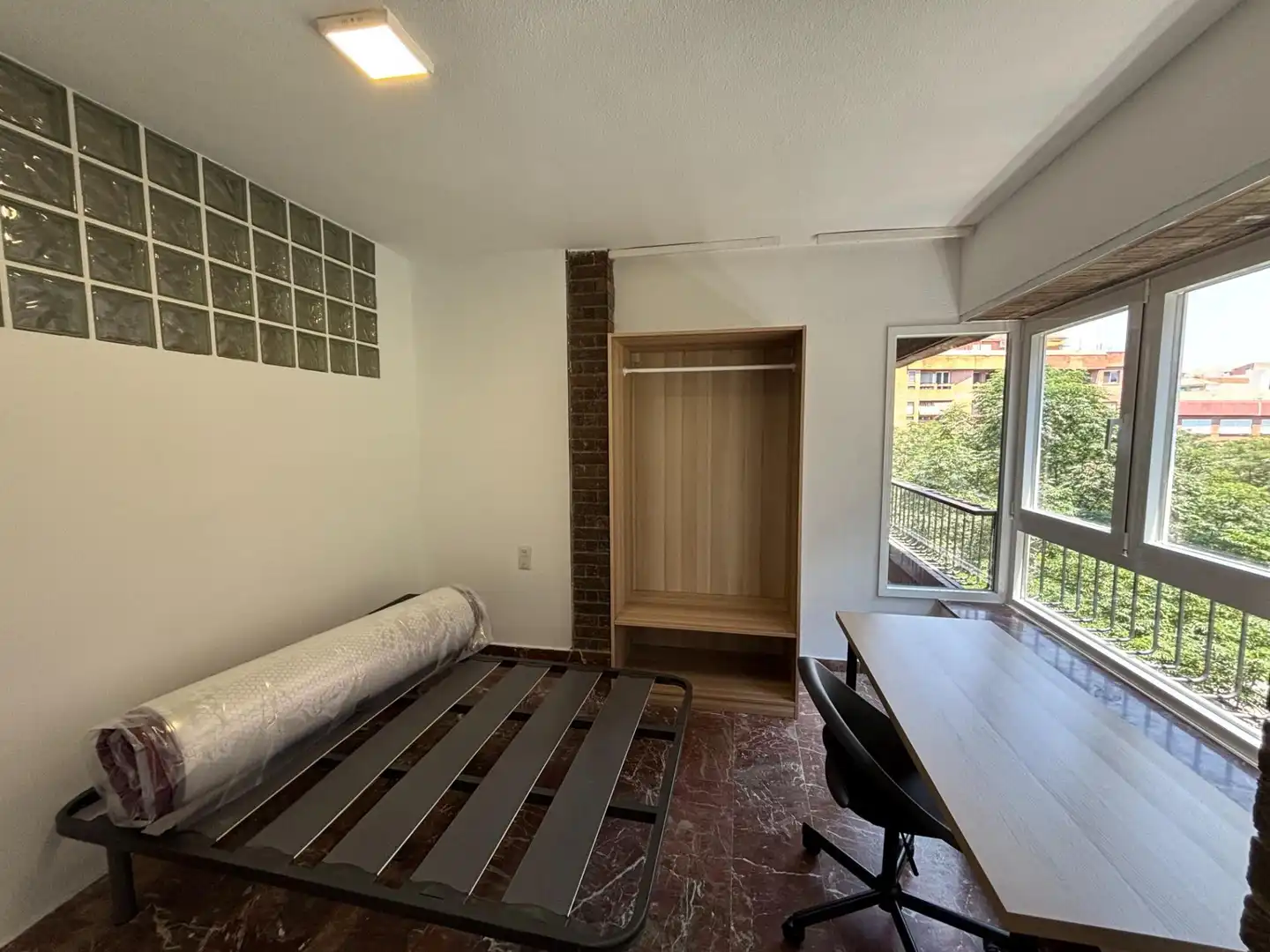 Habitación de Piso para compartir en Granada con Calefacción y Amueblado