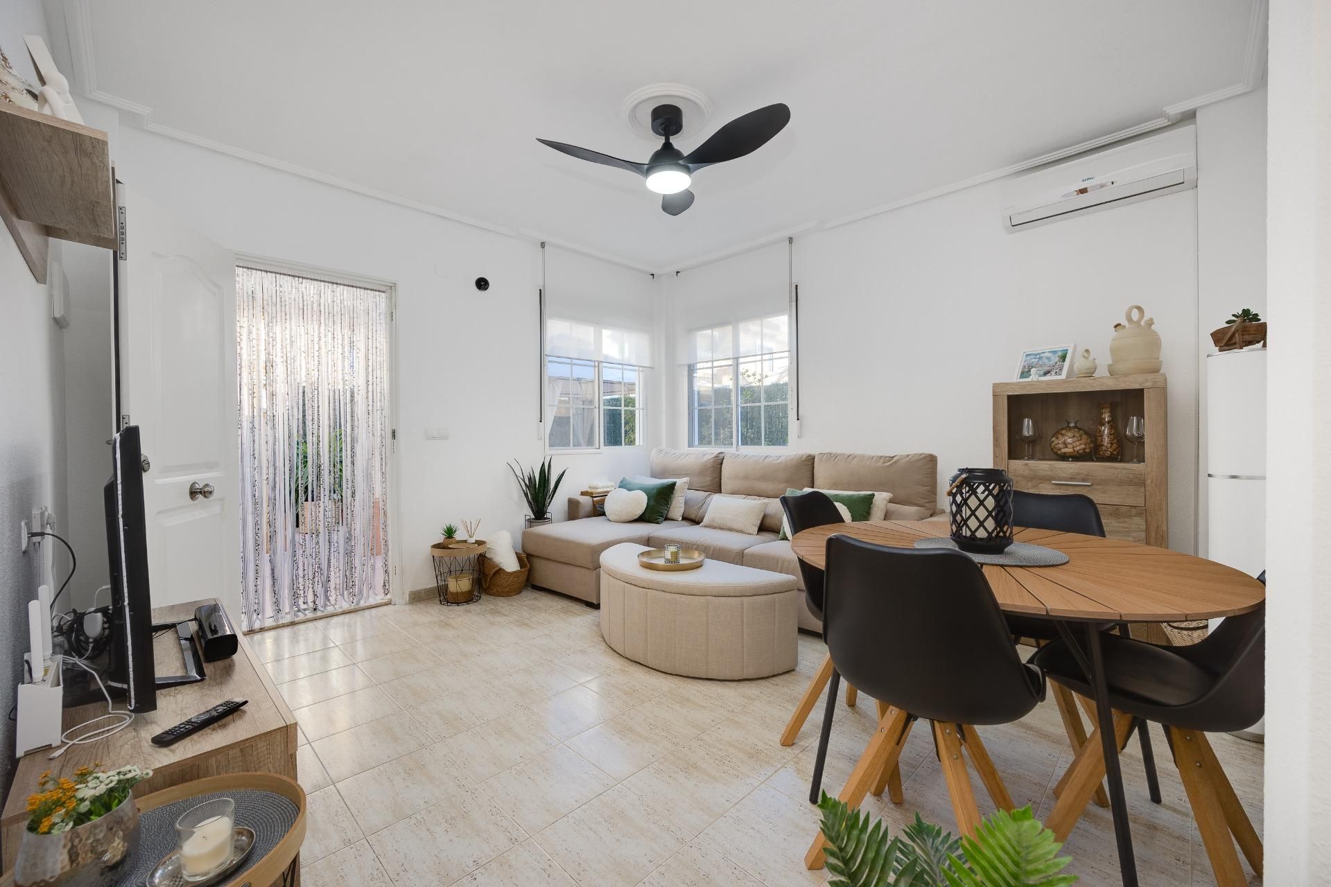 Sala d'estar de Casa o xalet en venda en Torrevieja amb Jardí privat, Terrassa i Moblat