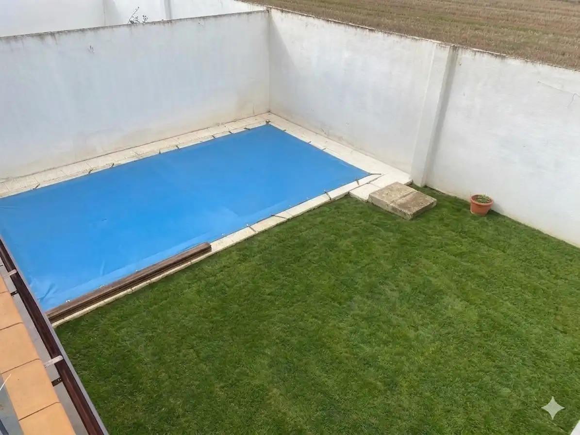 Piscina de Casa adosada en venta en Poblete con Aire acondicionado, Calefacción y Jardín privado