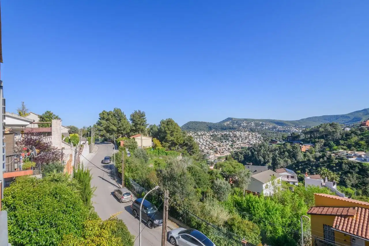 Vista exterior de Casa o chalet en venta en Vallirana con Aire acondicionado y Balcón