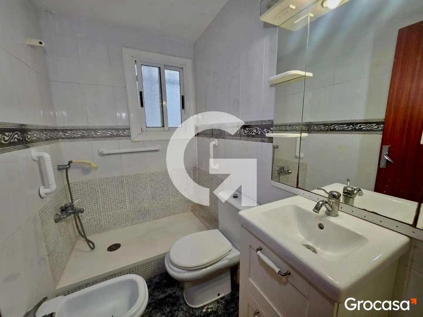 Bathroom of Flat for sale in Cornellà de Llobregat  with Air Conditioner, Heating and Oven