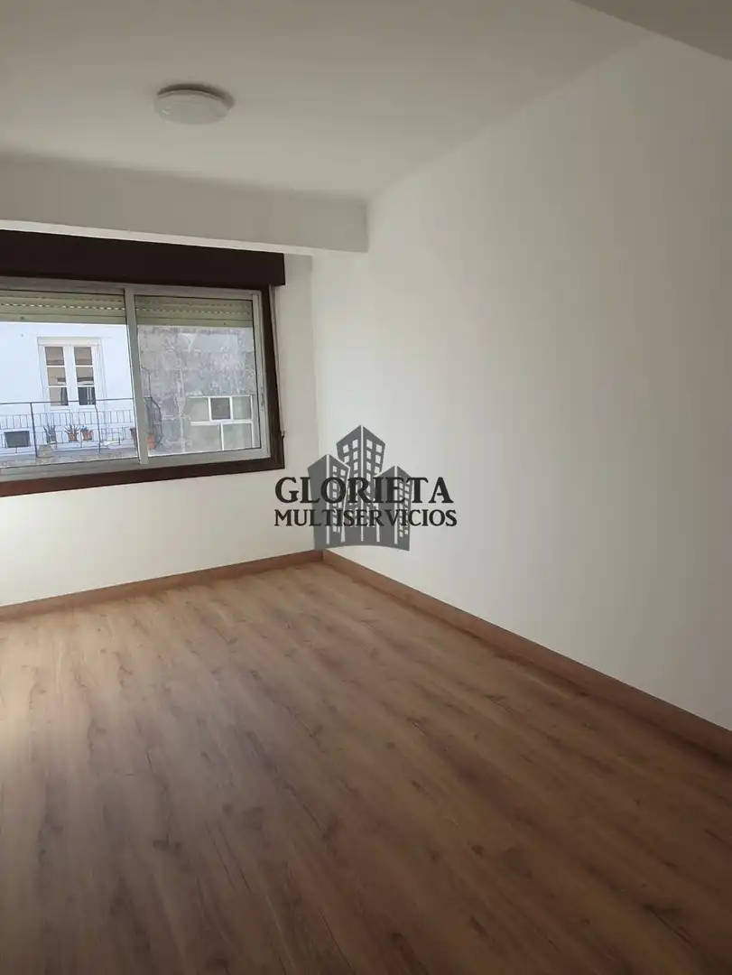 Habitación de Piso en venta en Vigo  con Calefacción, Terraza y Trastero