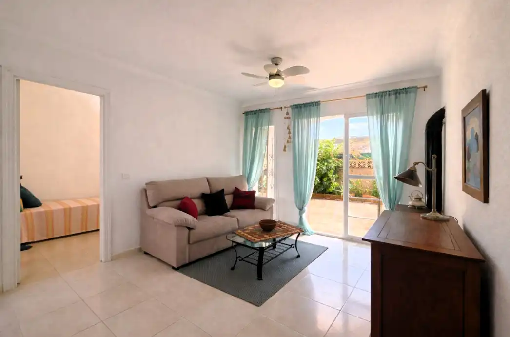 Sala d'estar de Casa adosada en venda en Mijas amb Jardí privat, Terrassa i Traster