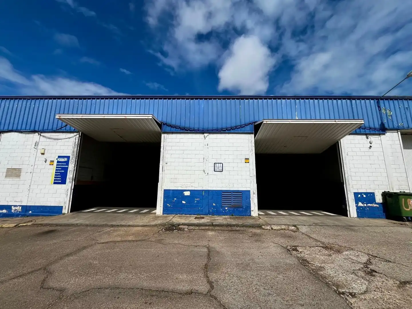 Außenansicht von Fabrikhallen zum Verkauf in Badajoz