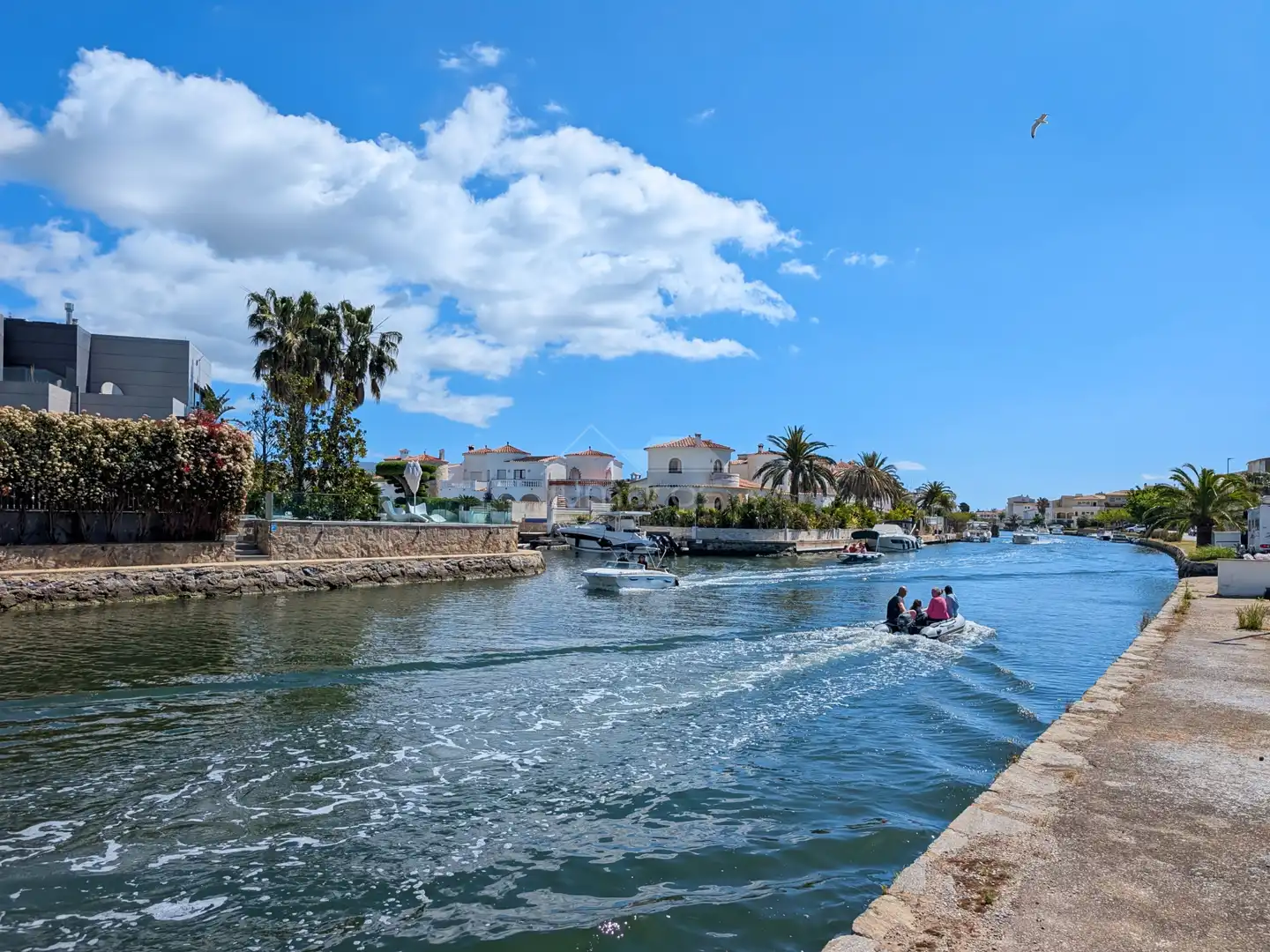 Außenansicht von Wohnung zum Verkauf in Empuriabrava mit Klimaanlage, Heizung und Terrasse