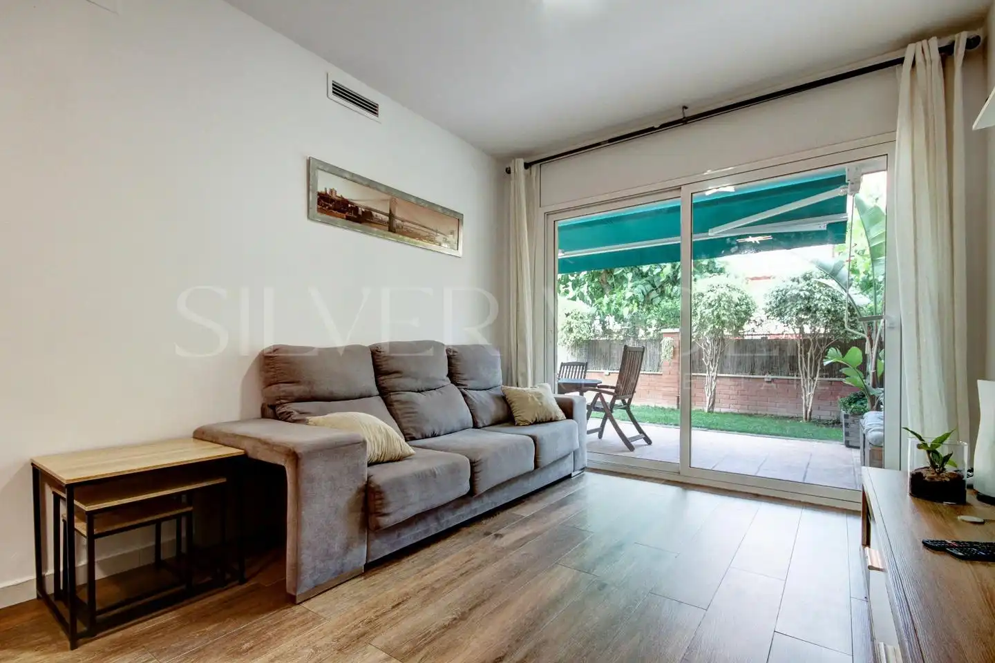 Living room of Ground floor for sale in Vilanova i la Geltrú  with Air Conditioner, Private garden and Terrace