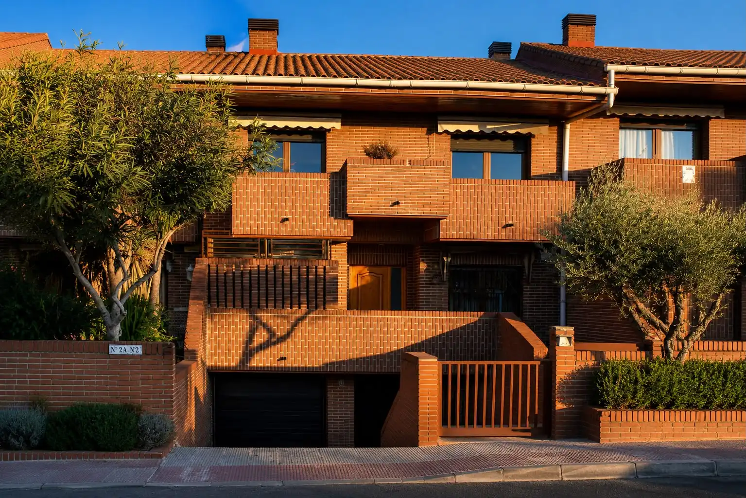 Vista exterior de Casa adosada de alquiler en Boadilla del Monte con Aire acondicionado, Calefacción y Jardín privado