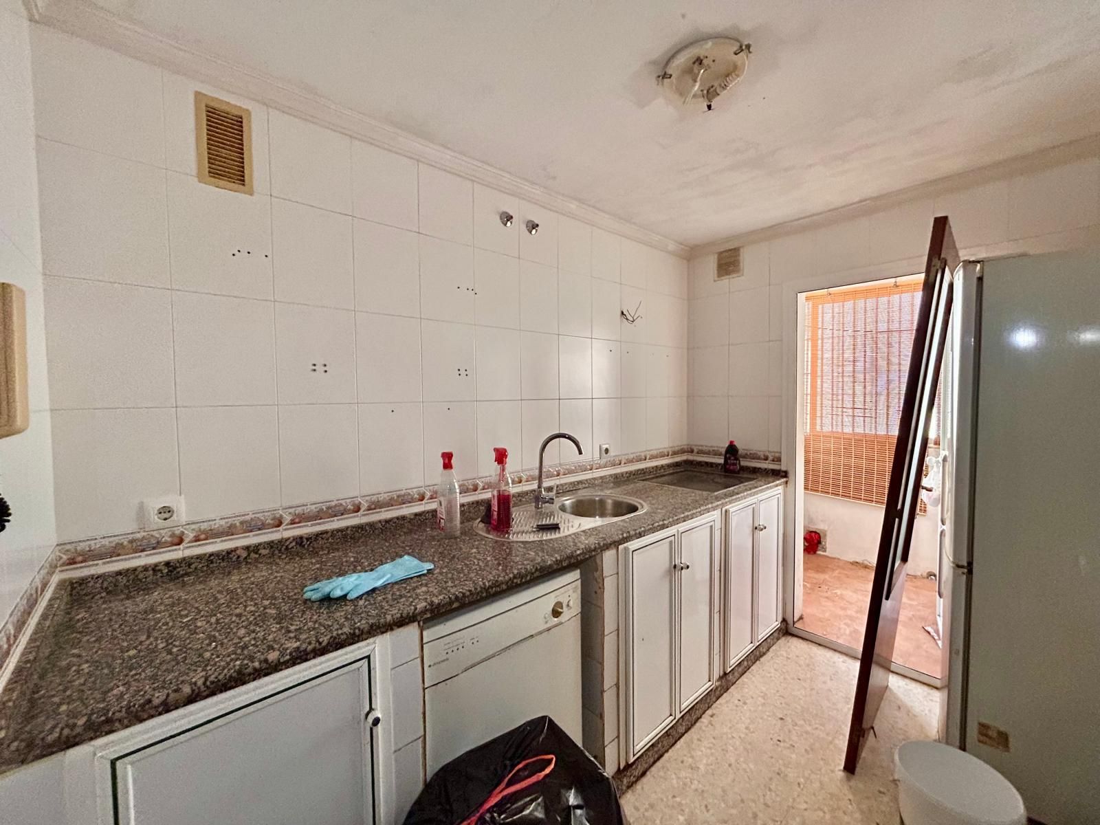Küche von Wohnung zum verkauf in Villamartín mit Klimaanlage