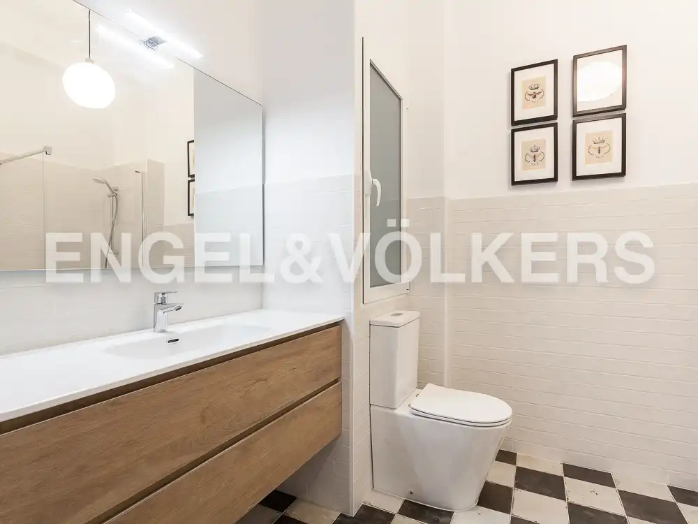 Bathroom of Flat for rent in Valencia  with Heating, Parquet flooring and Terrace