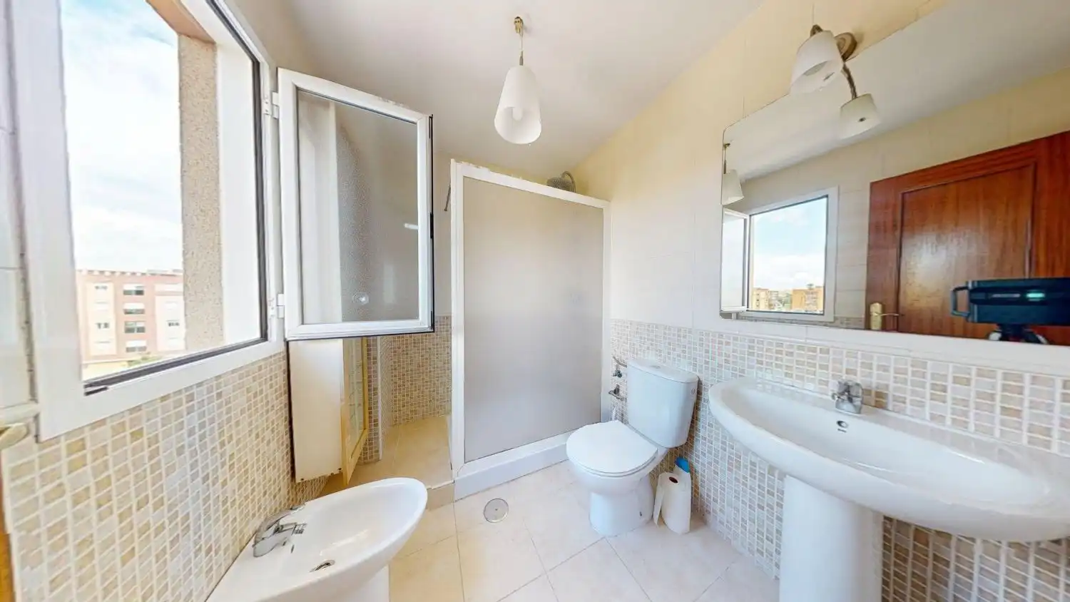 Bathroom of Flat for sale in Sevilla  with Air Conditioner and Storage room