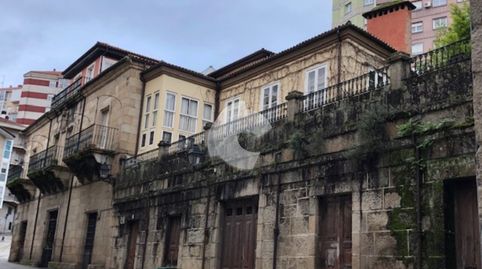 CASONAPAZO de 600 m2. ocupando en planta sobre una parcela de 1.400 m2. de superficie repartidos entre la casa, jardin, cuadras, b