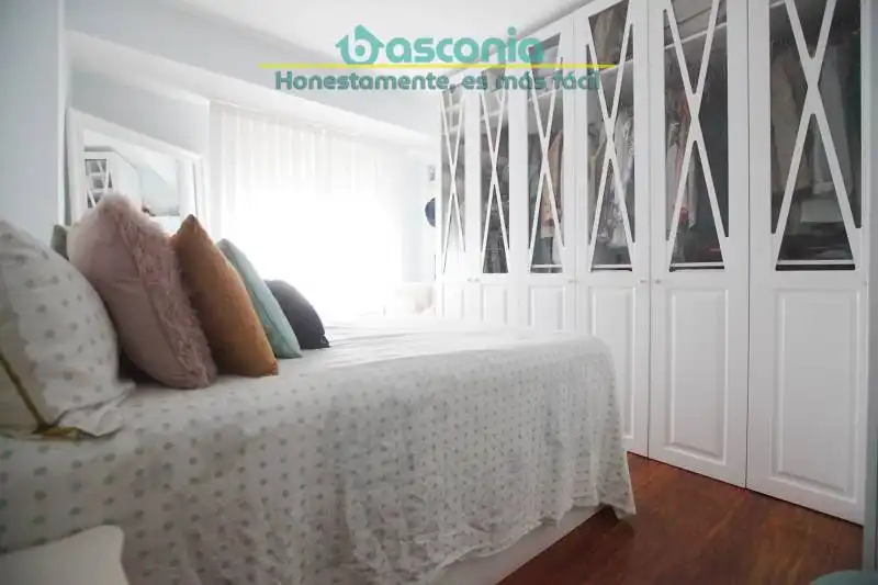 Habitación de Piso en venta en Basauri  con Amueblado y Balcón