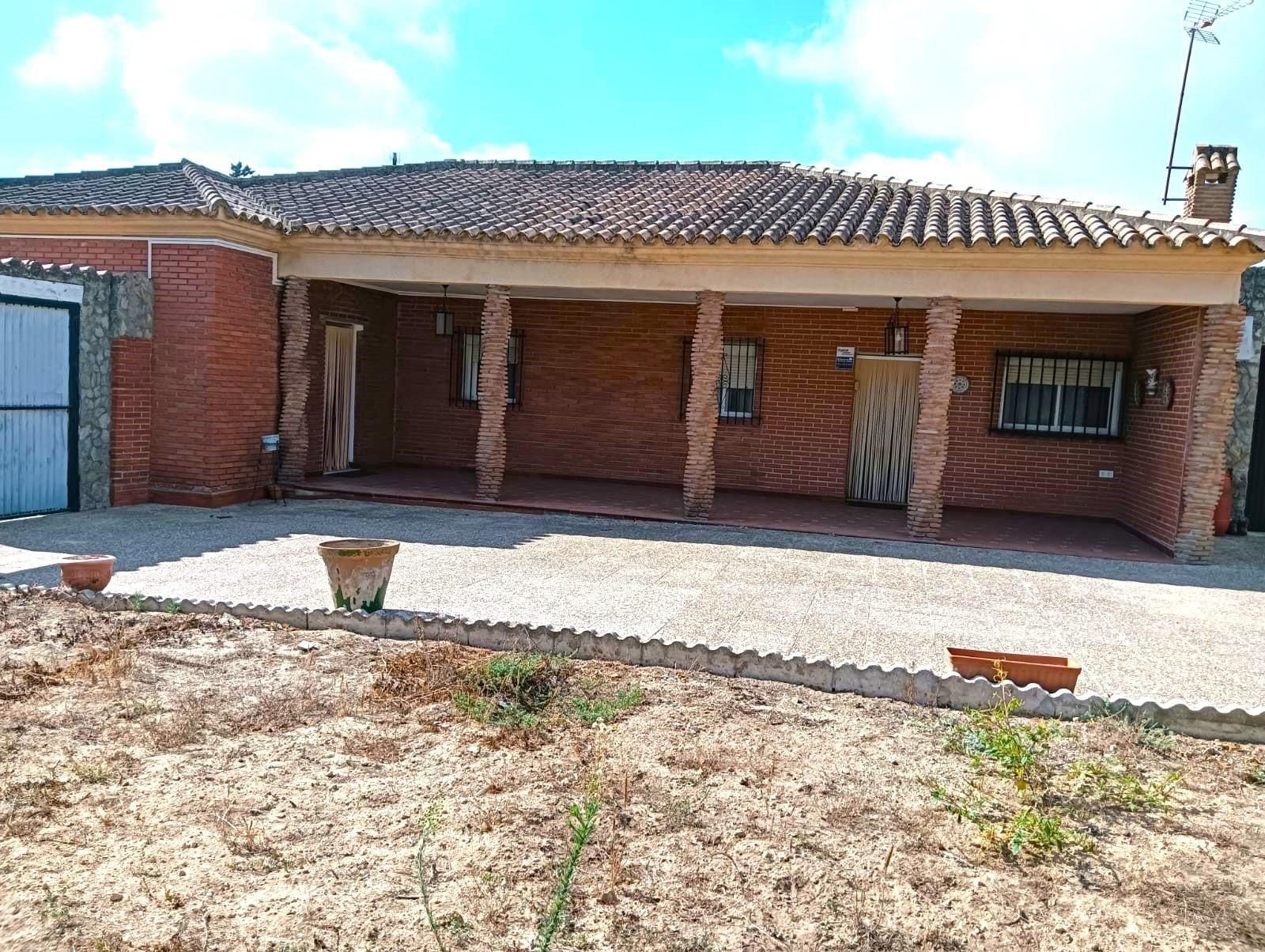 Vista exterior de Casa o xalet en venda en Chiclana de la Frontera amb Jardí privat, Traster i Piscina