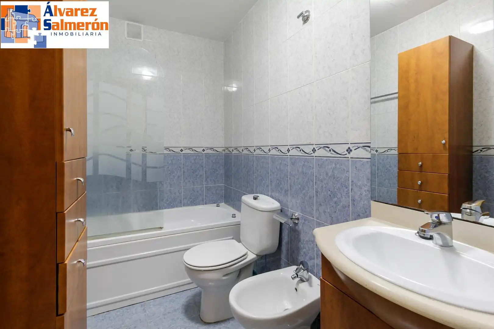 Baño de Piso en venta en Armilla con Calefacción, Amueblado y Balcón